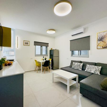 Amazing 2Rooms Apt In Bat Yam - Step By The Beach Exterior photo
