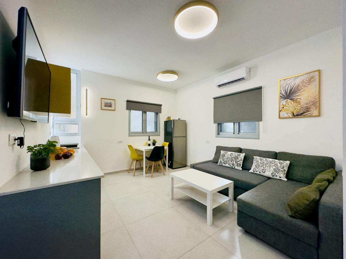 Amazing 2Rooms Apt In Bat Yam - Step By The Beach Exterior photo